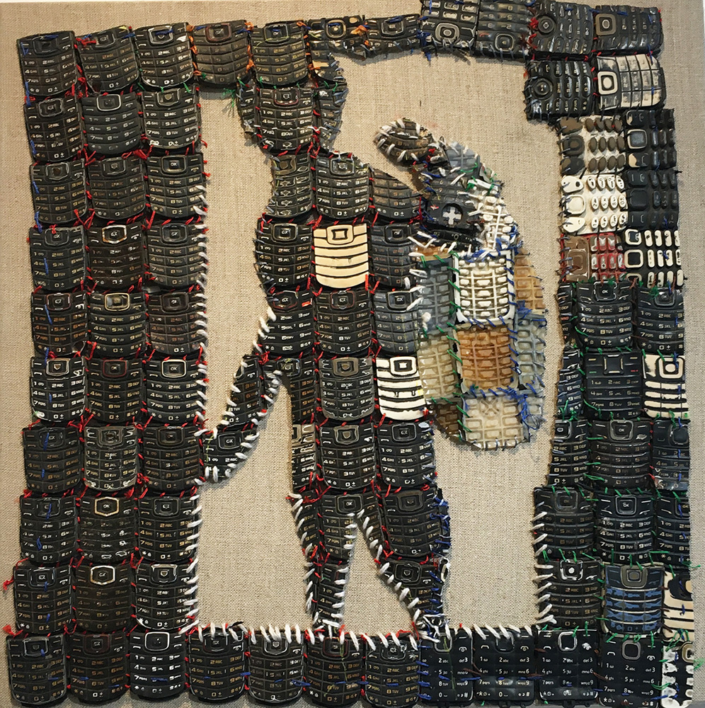 Oeuvre de Mounou Désiré Koffi représentant un petit garçon portant un sac dessiné à partir de claviers de téléphone cousus entre eux